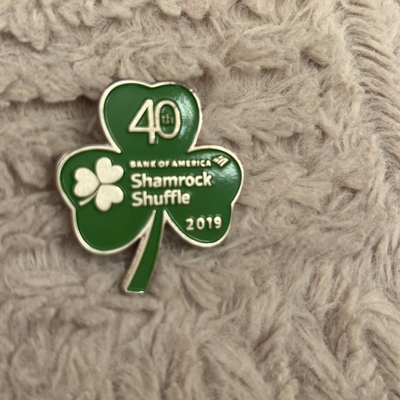 Shamrock Shuffle Bank of America shamrock pin - Picture 3 of 13